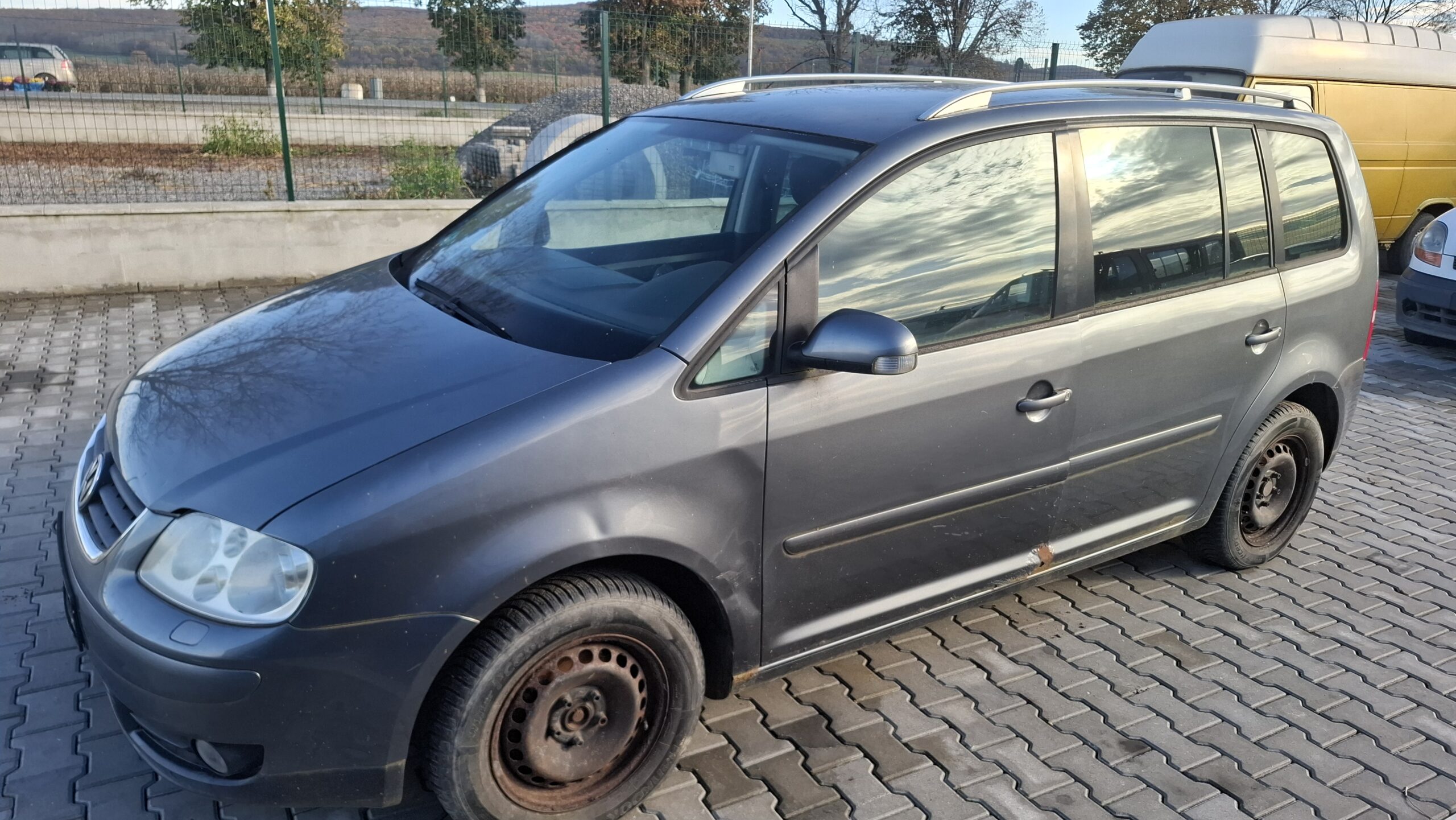 Dezmembrez VW Touran - imagine 2